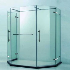 Katta urilgan shisha dushma